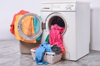 Saiba como fazer a separação correta das roupas antes de lavar
