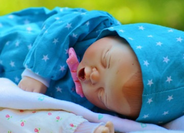 Bebê reborn em pijaminha azul; imagem meramente ilustrativa -  (crédito: PxHere)