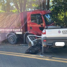 MG: motorista e passageiro de pick-up morrem presos às ferragens em rodovia