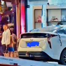 Vídeo: carro invade loja de celular em cidade mineira - PMMG/Divulga&ccedil;&atilde;o