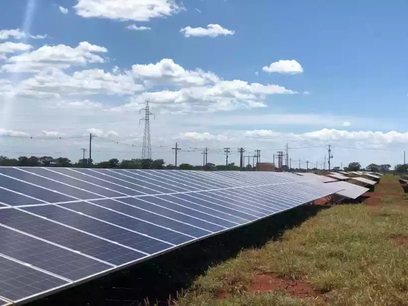 Consumidores podem produzir a própria energia ou alugar lotes em fazendas solares. Saiba como funciona