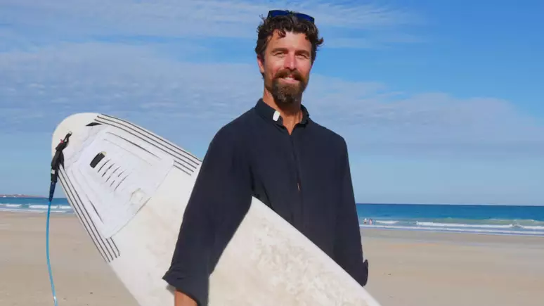 ‘Padre surfista’ vira herói ao salvar pai e filho de afogamento